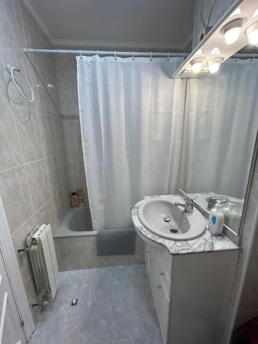 Playa De Berria -Apartamento Con Piscina Y Vistas Al Mar Santoña Zewnętrze zdjęcie