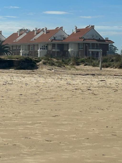 Playa De Berria -Apartamento Con Piscina Y Vistas Al Mar Santoña Zewnętrze zdjęcie