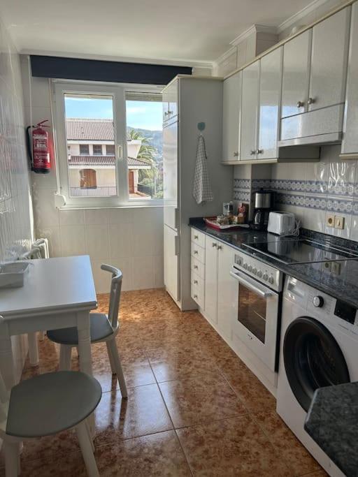 Playa De Berria -Apartamento Con Piscina Y Vistas Al Mar Santoña Zewnętrze zdjęcie